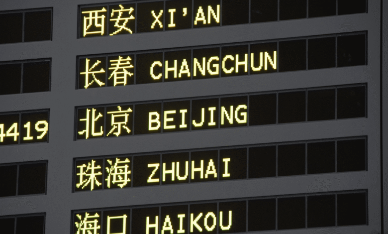 El sector turístico japonés, que depende en gran medida de los visitantes chinos, enfrenta un impacto económico inmediato, con caídas en el índice Nikkei y suspensiones de estrenos cinematográficos.