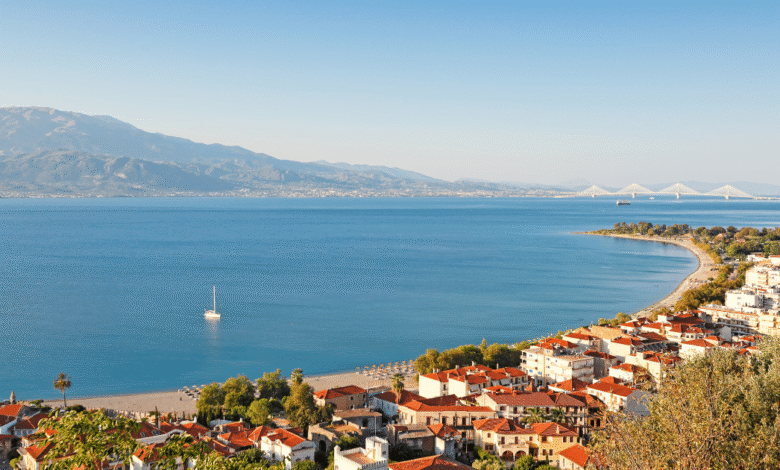 Aunque Grecia es famosa por Santorini, Mykonos y Atenas, el país alberga tesoros turísticos discretos: aldeas medievales, playas vírgenes, montañas sagradas y yacimientos arqueológicos casi sin visitantes.