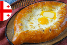 Khachapuri Adjaruli El barco de queso georgiano que tienes que probar antes de morir (Foto pot Tara's Multicultural Table)