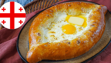 Khachapuri Adjaruli El barco de queso georgiano que tienes que probar antes de morir (Foto pot Tara's Multicultural Table)