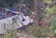 Un grave accidente vial en el departamento de Antioquia, Colombia, dejó al menos 17 personas fallecidas —16 estudiantes y el conductor de un autobús— luego de que la unidad cayera a un abismo durante un viaje escolar. Otras 20 personas resultaron heridas, tres de ellas en estado delicado, mientras continúan las investigaciones para determinar las causas del siniestro.