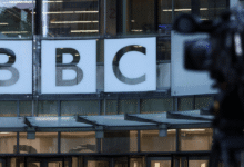 El presidente de Estados Unidos, Donald Trump, presentó una demanda por difamación contra la BBC, reclamando al menos 5 mil millones de dólares en daños, al considerar que un documental emitido por la cadena alteró el contexto de su discurso previo al asalto al Capitolio de Estados Unidos en enero de 2021.