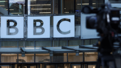 El presidente de Estados Unidos, Donald Trump, presentó una demanda por difamación contra la BBC, reclamando al menos 5 mil millones de dólares en daños, al considerar que un documental emitido por la cadena alteró el contexto de su discurso previo al asalto al Capitolio de Estados Unidos en enero de 2021.