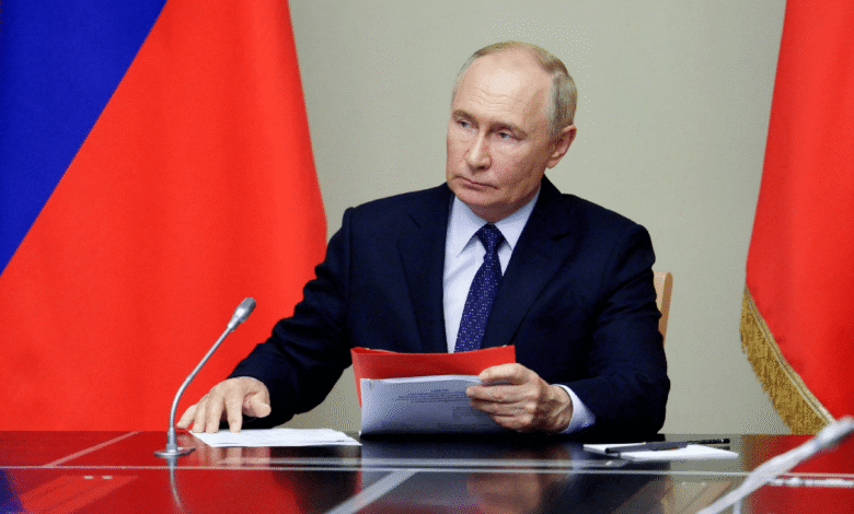 En su intervención tras la cumbre de la Organización del Tratado de Seguridad Colectiva (OTSC) en Kirguistán, Putin cuestionó el borrador de 28 puntos promovido por Estados Unidos, afirmando que “no hay ningún plan de paz”, sino simplemente “una serie de cuestiones para debatir”.