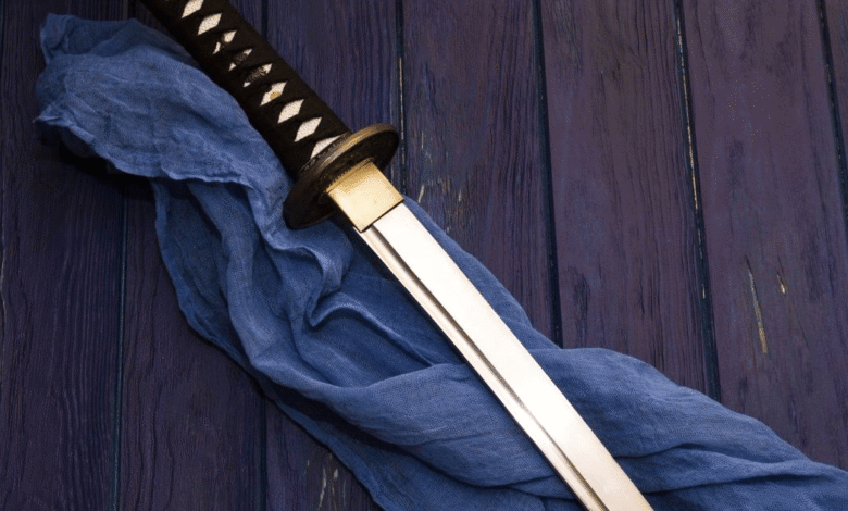 La katana —esa hoja curva, afilada y simbólica del guerrero samurái— no tiene un único “inventor” comprobado por documentos contemporáneos: su origen mezcla leyenda (el herrero mítico Amakuni)