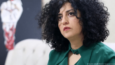 Las fuerzas de seguridad de Irán arrestaron de forma violenta a Narges Mohammadi, Premio Nobel de la Paz 2023, durante un homenaje al abogado Khosrow Alikordi.