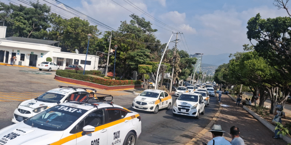 Taxistas marcharon en Tuxtla para exigir regulación a las plataformas digitales