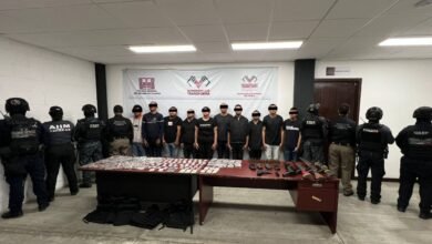 Salud Infraestructura: Cuando el desarrollo sirve al pueblo Por Jorge Sanén, Diputado de la Transformación En la Cuarta Transformación aprendimos una lección fundamental: no se puede hablar de bienestar sin garantizar salud, ni de progreso sin construir infraestructura que sirva al pueblo. En Quintana Roo, el eje de Salud Infraestructura representa dos derechos que durante décadas fueron olvidados y que hoy están siendo atendidos con hechos, no con discursos. He recorrido colonias, comunidades rurales y ciudades del estado, y en todas escucho la misma exigencia: atención médica digna y obras que faciliten la vida diaria. Hoy estamos respondiendo a esas demandas. El fortalecimiento del sistema de salud pública permite que más personas reciban consultas, tratamientos y medicamentos sin que el dinero sea una barrera, especialmente para quienes nunca tuvieron acceso a seguridad social. Al mismo tiempo, obras estratégicas están transformando la movilidad y seguridad de miles de familias trabajadoras. Proyectos como el Puente Nichupté no sólo buscan aliviar el tráfico: significan rutas más rápidas para llegar al trabajo, accesos seguros para emergencias y una conectividad que impulsa el desarrollo ordenado del estado. Este enfoque integral responde a la visión humanista que impulsa nuestra Presidenta Claudia Sheinbaum y que lidera en nuestro estado la Gobernadora Mara Lezama: invertir en la gente, no en privilegios. Cada hospital que se equipa, cada clínica que se rehabilita y cada vialidad que se construye es una inversión directa en la calidad de vida de las familias quintanarroenses. Desde el Congreso sigo acompañando esta transformación impulsando leyes y presupuestos que fortalezcan tanto la salud pública como la infraestructura social. Nuestro deber es asegurar que cada recurso público tenga un propósito claro: cerrar brechas, atender rezagos históricos y garantizar que el desarrollo llegue a quienes más lo necesitan. La transformación se vuelve real cuando una madre recibe atención médica gratuita, cuando un trabajador regresa antes a casa gracias a una obra bien planeada, cuando una comunidad entera se siente atendida y escuchada. Eso es Salud Infraestructura: construir bienestar con dignidad y servir al pueblo con hechos.