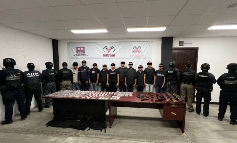 Salud Infraestructura: Cuando el desarrollo sirve al pueblo Por Jorge Sanén, Diputado de la Transformación En la Cuarta Transformación aprendimos una lección fundamental: no se puede hablar de bienestar sin garantizar salud, ni de progreso sin construir infraestructura que sirva al pueblo. En Quintana Roo, el eje de Salud Infraestructura representa dos derechos que durante décadas fueron olvidados y que hoy están siendo atendidos con hechos, no con discursos. He recorrido colonias, comunidades rurales y ciudades del estado, y en todas escucho la misma exigencia: atención médica digna y obras que faciliten la vida diaria. Hoy estamos respondiendo a esas demandas. El fortalecimiento del sistema de salud pública permite que más personas reciban consultas, tratamientos y medicamentos sin que el dinero sea una barrera, especialmente para quienes nunca tuvieron acceso a seguridad social. Al mismo tiempo, obras estratégicas están transformando la movilidad y seguridad de miles de familias trabajadoras. Proyectos como el Puente Nichupté no sólo buscan aliviar el tráfico: significan rutas más rápidas para llegar al trabajo, accesos seguros para emergencias y una conectividad que impulsa el desarrollo ordenado del estado. Este enfoque integral responde a la visión humanista que impulsa nuestra Presidenta Claudia Sheinbaum y que lidera en nuestro estado la Gobernadora Mara Lezama: invertir en la gente, no en privilegios. Cada hospital que se equipa, cada clínica que se rehabilita y cada vialidad que se construye es una inversión directa en la calidad de vida de las familias quintanarroenses. Desde el Congreso sigo acompañando esta transformación impulsando leyes y presupuestos que fortalezcan tanto la salud pública como la infraestructura social. Nuestro deber es asegurar que cada recurso público tenga un propósito claro: cerrar brechas, atender rezagos históricos y garantizar que el desarrollo llegue a quienes más lo necesitan. La transformación se vuelve real cuando una madre recibe atención médica gratuita, cuando un trabajador regresa antes a casa gracias a una obra bien planeada, cuando una comunidad entera se siente atendida y escuchada. Eso es Salud Infraestructura: construir bienestar con dignidad y servir al pueblo con hechos.