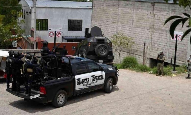 Tras los hechos, autoridades estatales confirmaron la desaparición de siete hombres, entre ellos los propietarios de los establecimientos atacados.