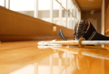 El kendo, arte marcial japonés tradicional que significa literalmente “camino de la espada”, combina historia, filosofía y práctica deportiva para ofrecer a quienes lo entrenan una disciplina que va más allá de la simple técnica física.