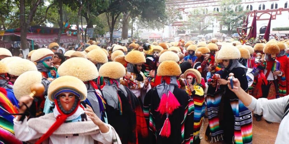 Parachicos danzan por las calles de Chiapa de Corzo
