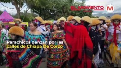Parachicos danzan por las calles de Chiapa de Corzo