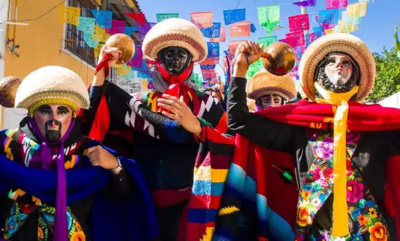 Parachicos de Chiapa de Corzo: costos del atuendo tradicional