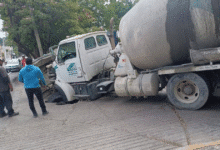 Socavón atrapa camión revolvedor en Tuxtla Gutiérrez