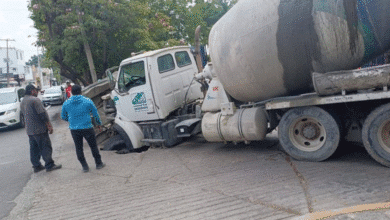 Socavón atrapa camión revolvedor en Tuxtla Gutiérrez