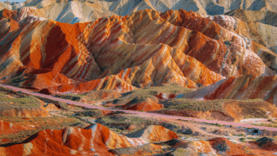 Ubicadas en la provincia de Gansu, en el noroeste de China, las Montañas de Colores de Zhangye Danxia sorprenden al mundo por sus intensas franjas multicolores que parecen pintadas a mano.