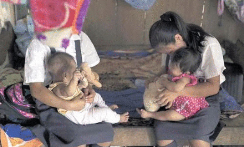 Adolescente da a luz en baños de la escuela