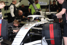 Checo Pérez mejora los tiempos de Cadillac en el segundo día de test en Bahrein