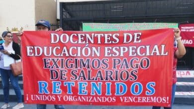 Maestros se manifiestan para exigir pagos pendientes