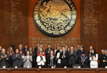 La presidenta de México fue respaldada por las gobernadoras y gobernadores de los 32 estados, como Clara Brugada, CDMX; Delfina Gómez, Edomex; Mara Lezama, Q. Roo; Joaquín Díaz Mena, Yucatán; Javier May Rodríguez, Tabasco, y Layda Sansores, Campeche, durante la sesión solemne por el 109 Aniversario de la Constitución