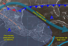 Este día, el frente núm. 34 y una vaguada polar se desplazarán lentamente sobre el noroeste del territorio nacional, en interacción con las corrientes en chorro polar y subtropical, originarán descenso de temperatura, rachas de viento, lluvias y chubascos en dicha región.