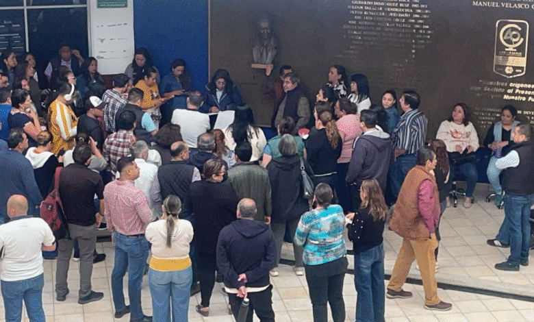 Realizan protesta de brazos caídos en el COBACH