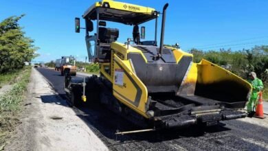 Supervisa titular de la SICT trabajos del tren de pavimentación en la carretera Salvatierra-Celaya. Imagen: Cortesía.