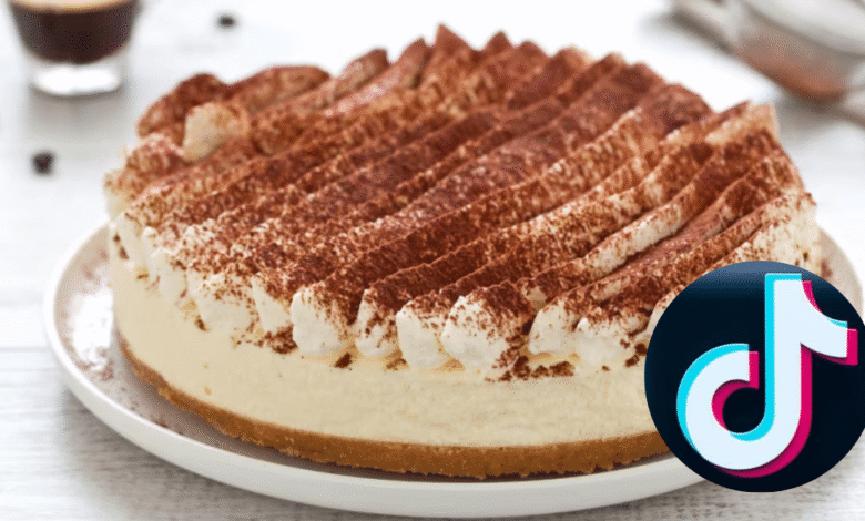 Cheesecake de tiramisú: El postre híbrido que conquista las redes sociales este 2026 (Fos por The Output y Cucchiaio d'Argento)