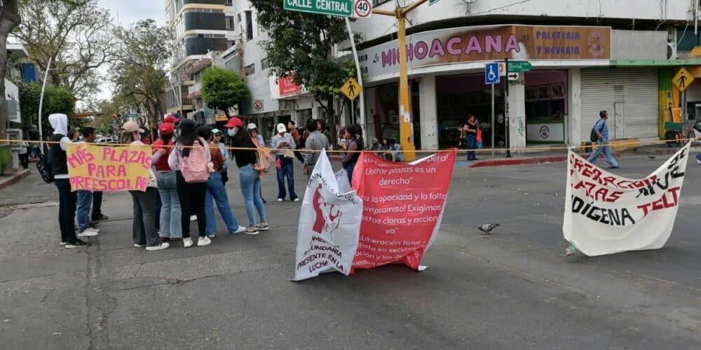 Exigen plazas docentes