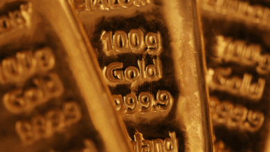 Oro sube más de 2% tras ataques a Irán y aumenta la demanda de activos refugio