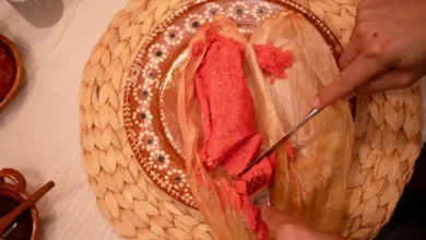 tamal rosa de dulce con pasas, el sabor tradicional que representa el mestizaje gastronómico mexicano