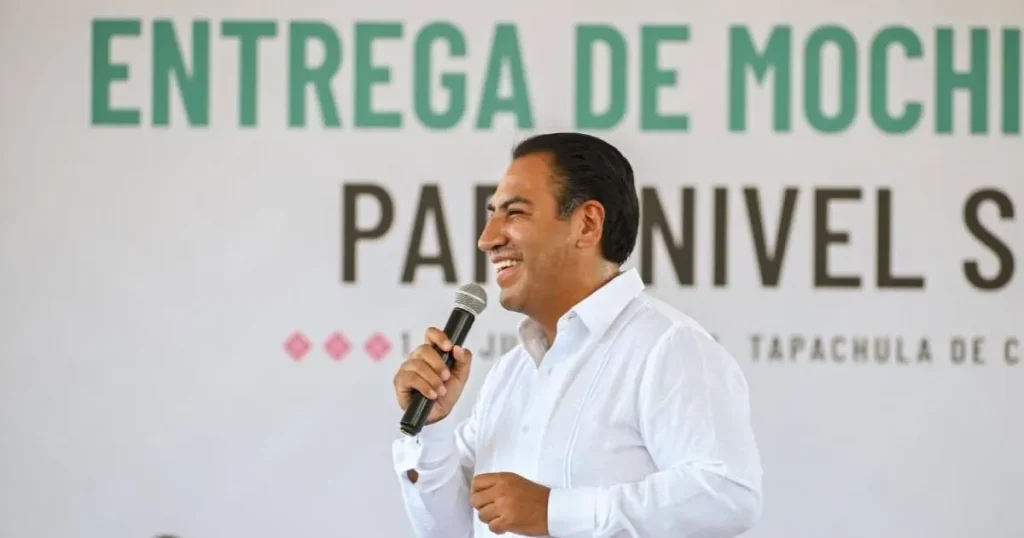 eduardo ramírez impulsa apoyo educativo en tapachula con entrega de mochilas a secundarias (1)
