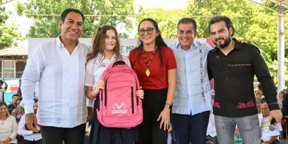 Eduardo Ramírez impulsa apoyo educativo en Tapachula con entrega de mochilas a secundarias
