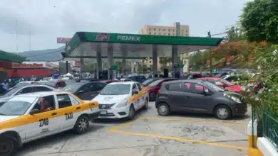 Maestros toman y liberan gasolineras en Tuxtla, regalan combustibles (Foto de cortesía)