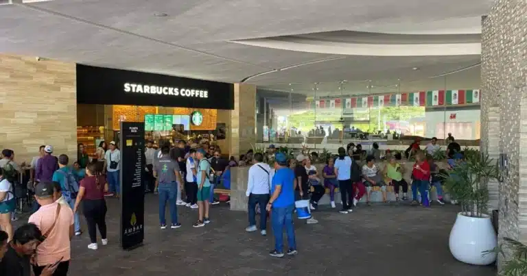 Magisterio toma plazas comerciales en Tuxtla y provoca severas afectaciones económicas
