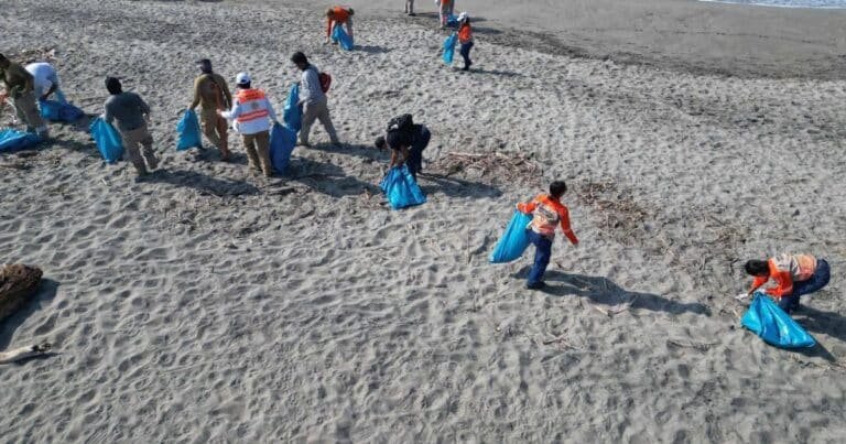 Playas de Chiapas reciben jornada de limpieza