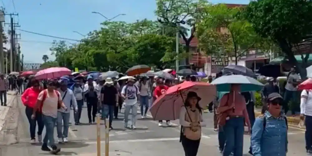 Maestros marchan en Tuxtla y advierten que continuarán protestas dentro del paro nacional