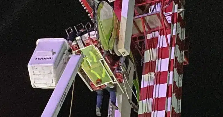 Rescatan a dos personas atrapadas en juego mecánico de la Expo Feria Arriaga 2026