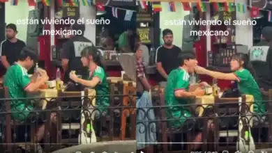 Pareja coreana cautiva las redes al disfrutar tacos con camiseta de México (Fotos de internet)