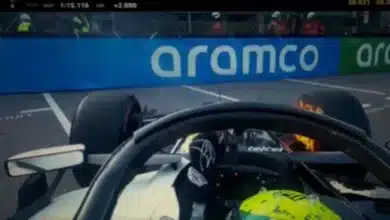 momento de tensión para checo pérez auto se incendia durante exhibición en f1