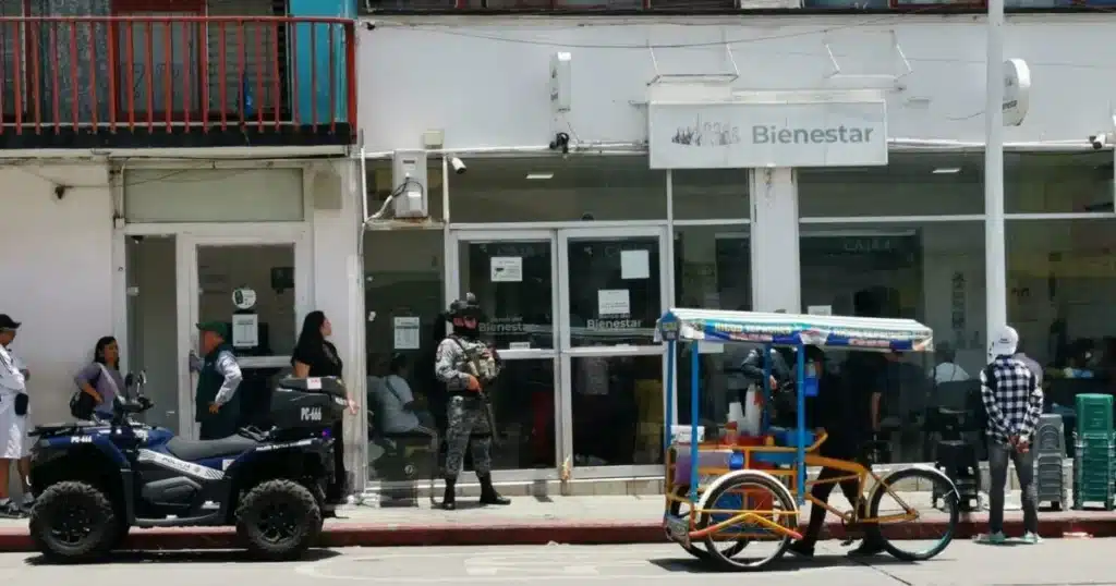 largas filas en el banco del bienestar de tuxtla beneficiarios acuden por apoyos del bimestre julio agosto (1)