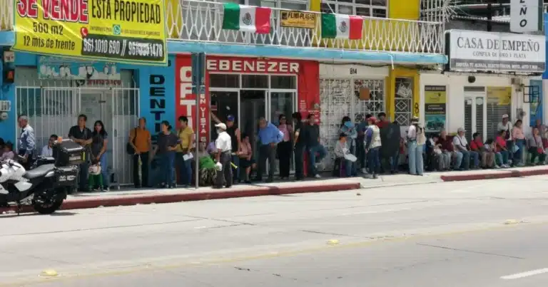 largas filas en el banco del bienestar de tuxtla beneficiarios acuden por apoyos del bimestre julio agosto