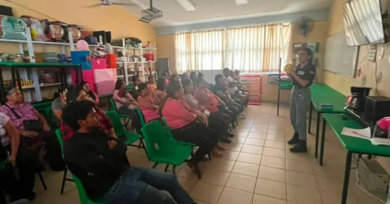 Imparten taller de prevención del acoso escolar a padres de familia de Comitán