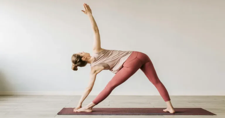 vinyasa yoga cómo se practica, cuáles son sus beneficios y qué efectos puede tener en el cuerpo