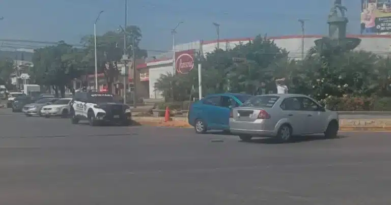 accidente en el cruce de andrés serra rojas y Ángel albino corzo provoca afectaciones viales en tuxtla gutiérrez