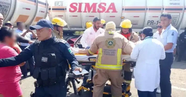 Accidente en el que se vio involucrada una pipa (Foto de cortesía)