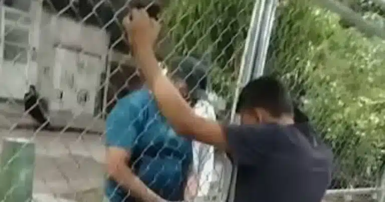 hombre encierra a jóvenes por jugar en cancha pública de xamaipak, en tuxtla