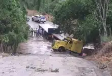 lluvias arrastran automóvil y tráiler en mapastepec