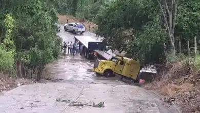 lluvias arrastran automóvil y tráiler en mapastepec